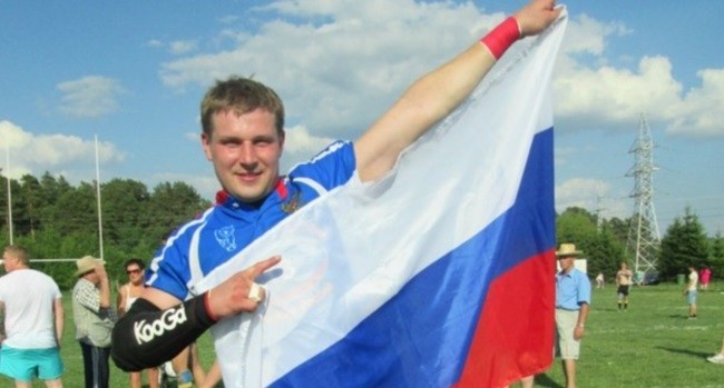Dmitriy Bratko célèbre sa victoire
